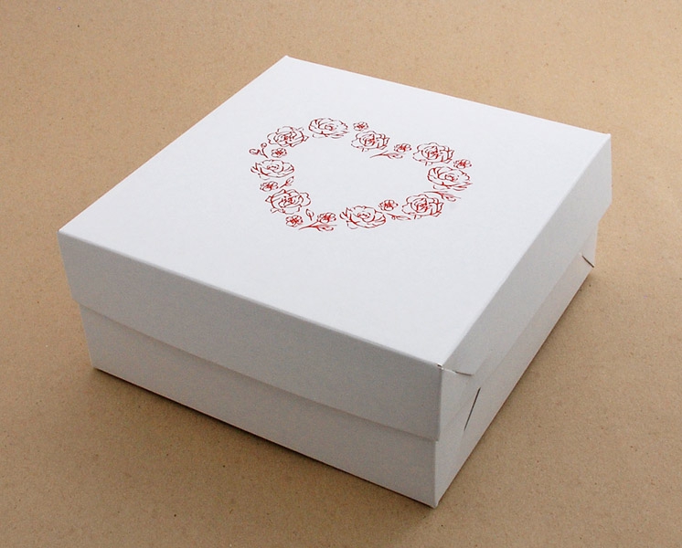 Krabička 181808 s červenou ražbou Květinové srdce
