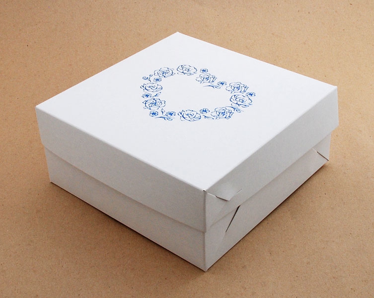 Krabička 181808 s modrou ražbou Květinové srdce 