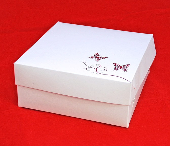 Krabička 181808 bílá s lila ražbou - motýlci 